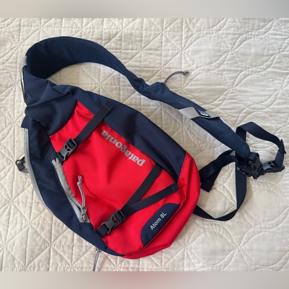 Patagonia Atom Sling Bag 8L Navy & Red - Picture 1 of 11